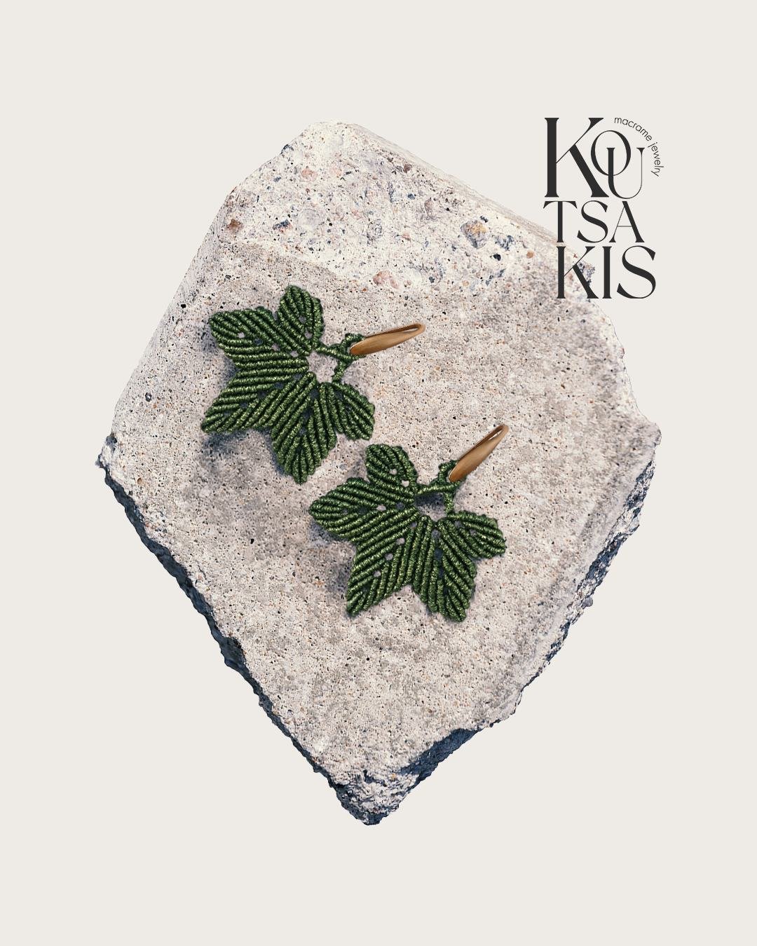 Designed to echo the patterns of the forest.
🧡 Link in bio
#macramekoutsakis #followtheflow #handmadejewellery #macrame #christmascollection