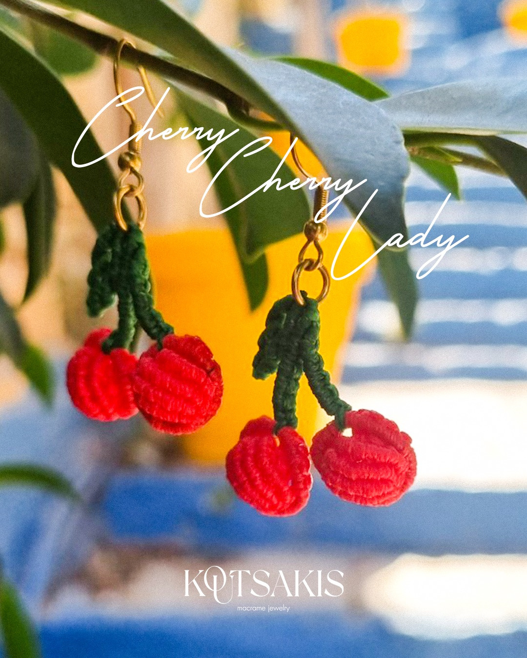 Ζωντανό κόκκινο, παιχνιδιάρικη διάθεση και λεπτομέρειες που ξεχωρίζουν.Για εμφανίσεις που θέλουν λίγο χρώμα… και πολύ χαρακτήρα.🧡 Link in bio#macramekoutsakis #handmadejewellery #macrame #martakia #march