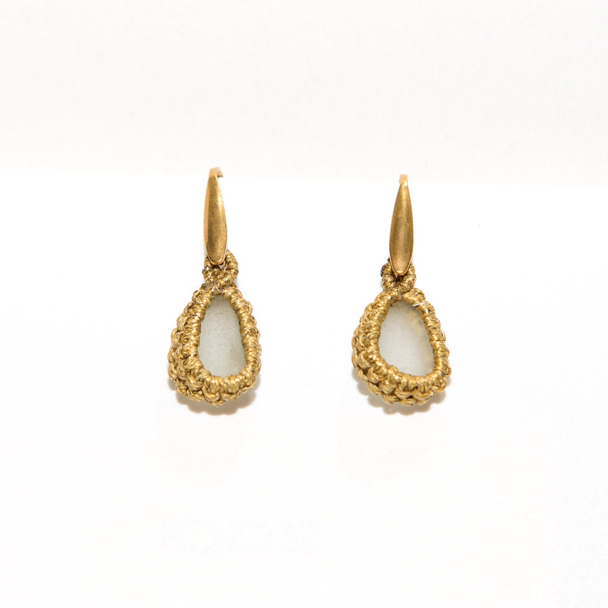 Σκουλαρίκια Macrame ΓΥΑΛΑΚΙ ΘΑΛΑΣΣΑΣ Χρυσό λευκό