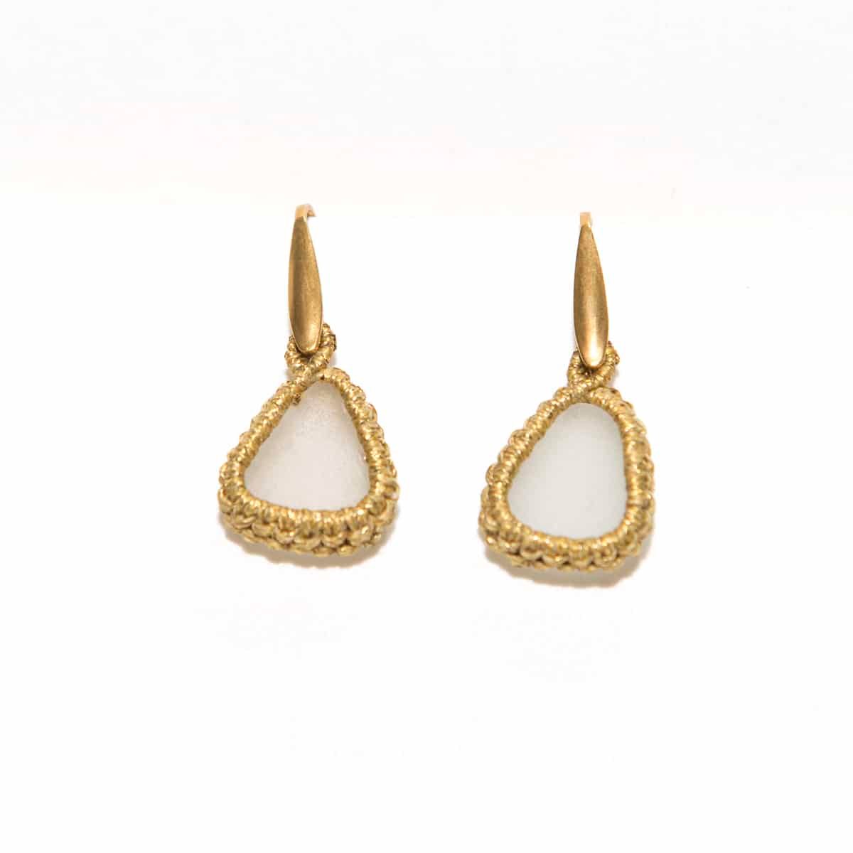 Σκουλαρίκια Macrame ΓΥΑΛΑΚΙ ΘΑΛΑΣΣΑΣ λευκό χρυσο Σκουλαρίκια Macrame ΓΥΑΛΑΚΙ ΘΑΛΑΣΣΑΣ λευκό χρυσο